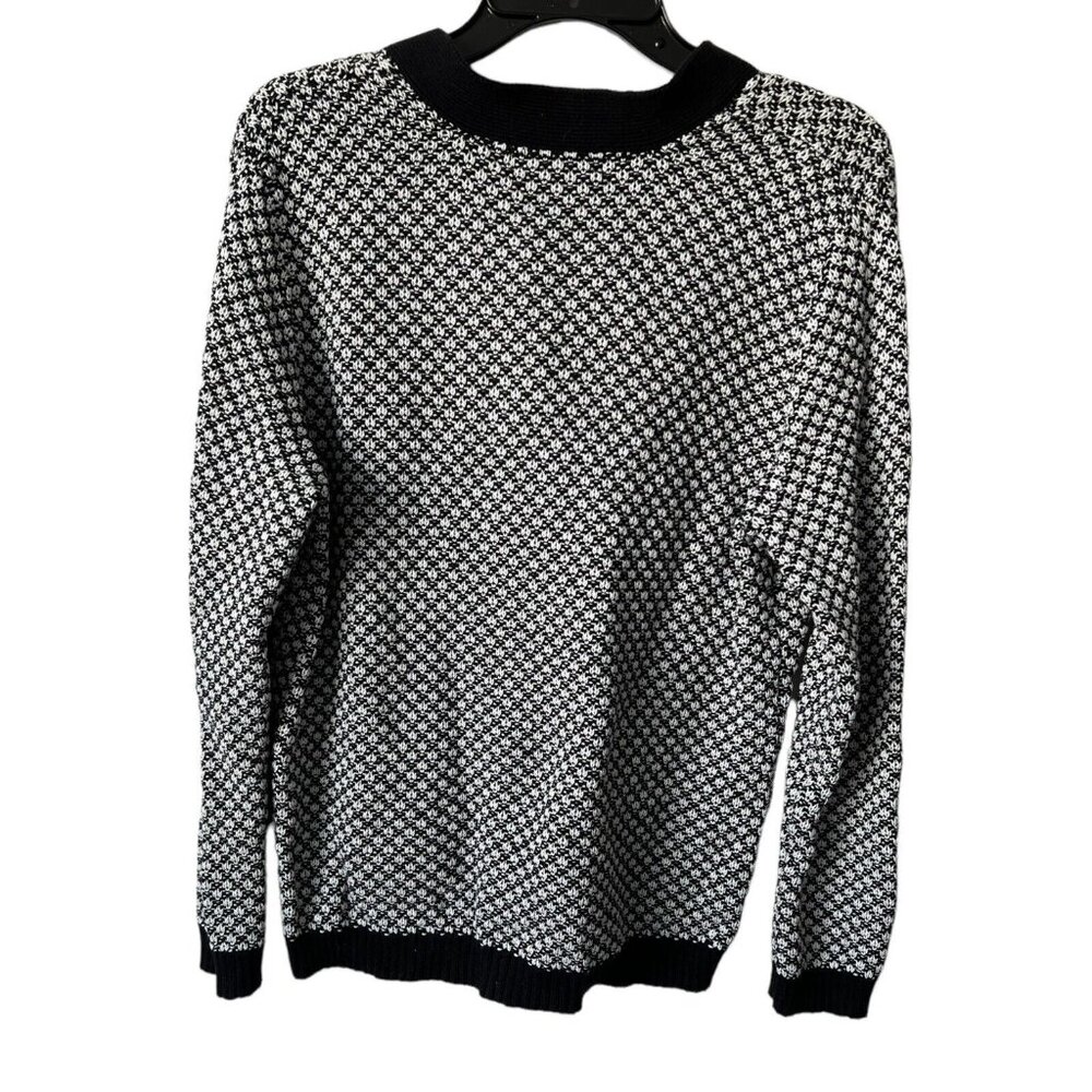 Karen Scott black and white sweater size L V neck Silver Hardware - Picture 4 of 8